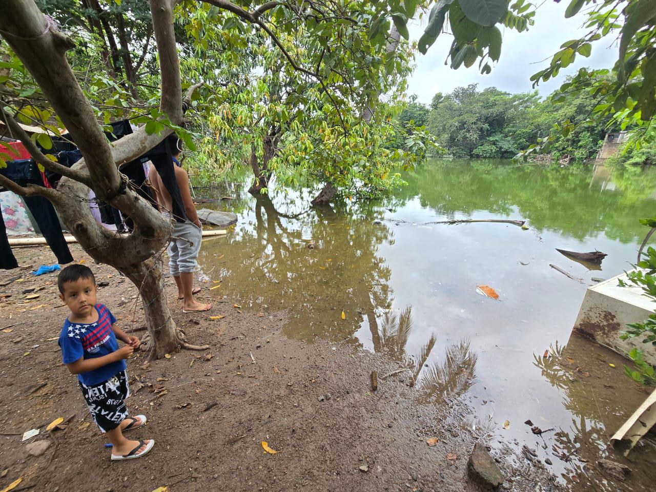 $!Se desbordan lagunas de El Rosario por tercera vez en la temporada; colonias reportan inundaciones y temor por contaminación