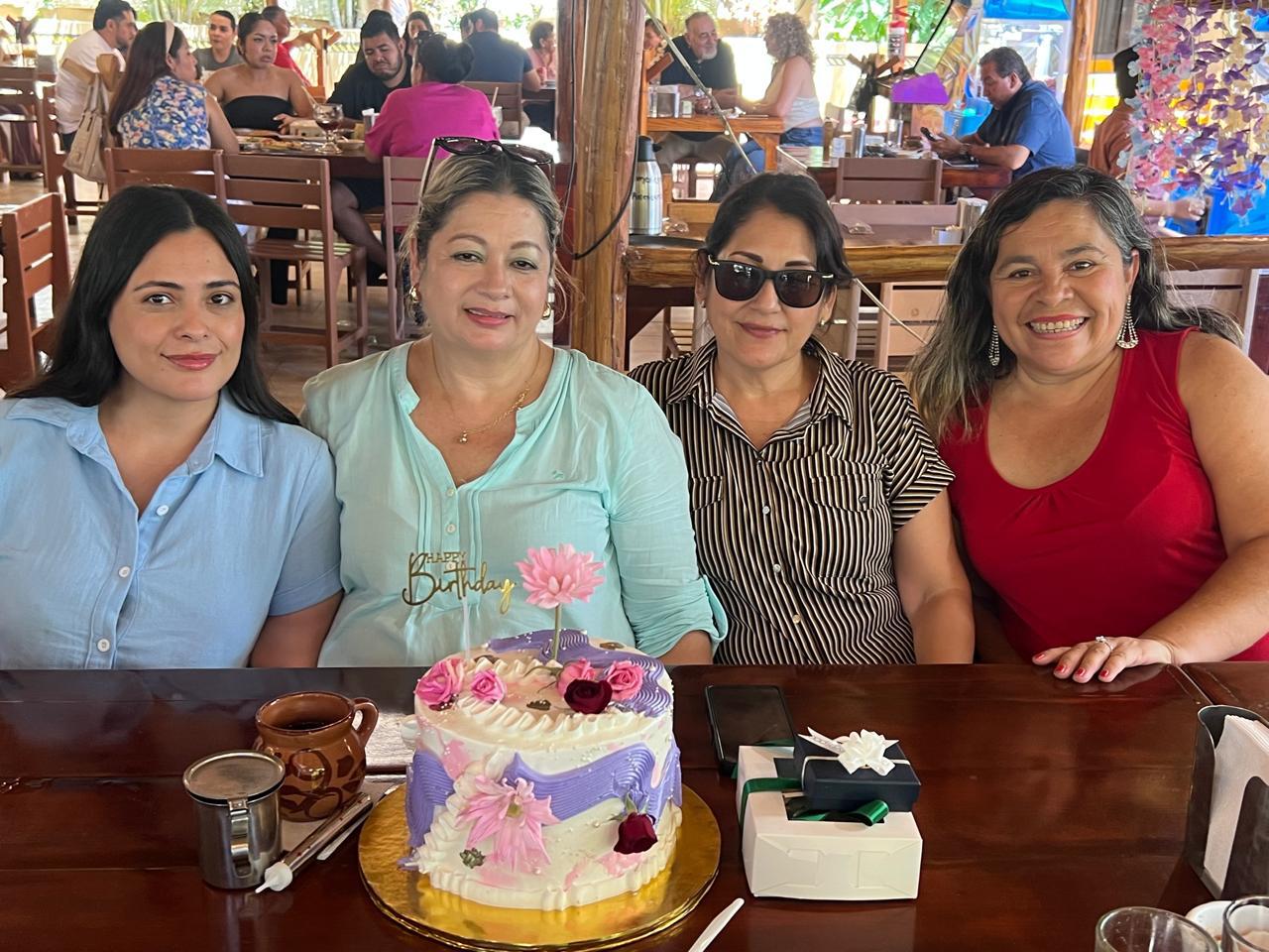 $!La cumpleañera entre Kessia, Marlén y Alma Delia Osuna.