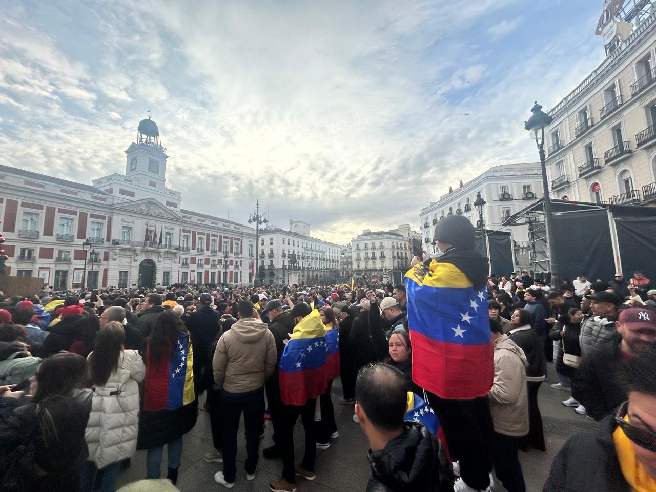 $!Festejan venezolanos en España caída de Maduro