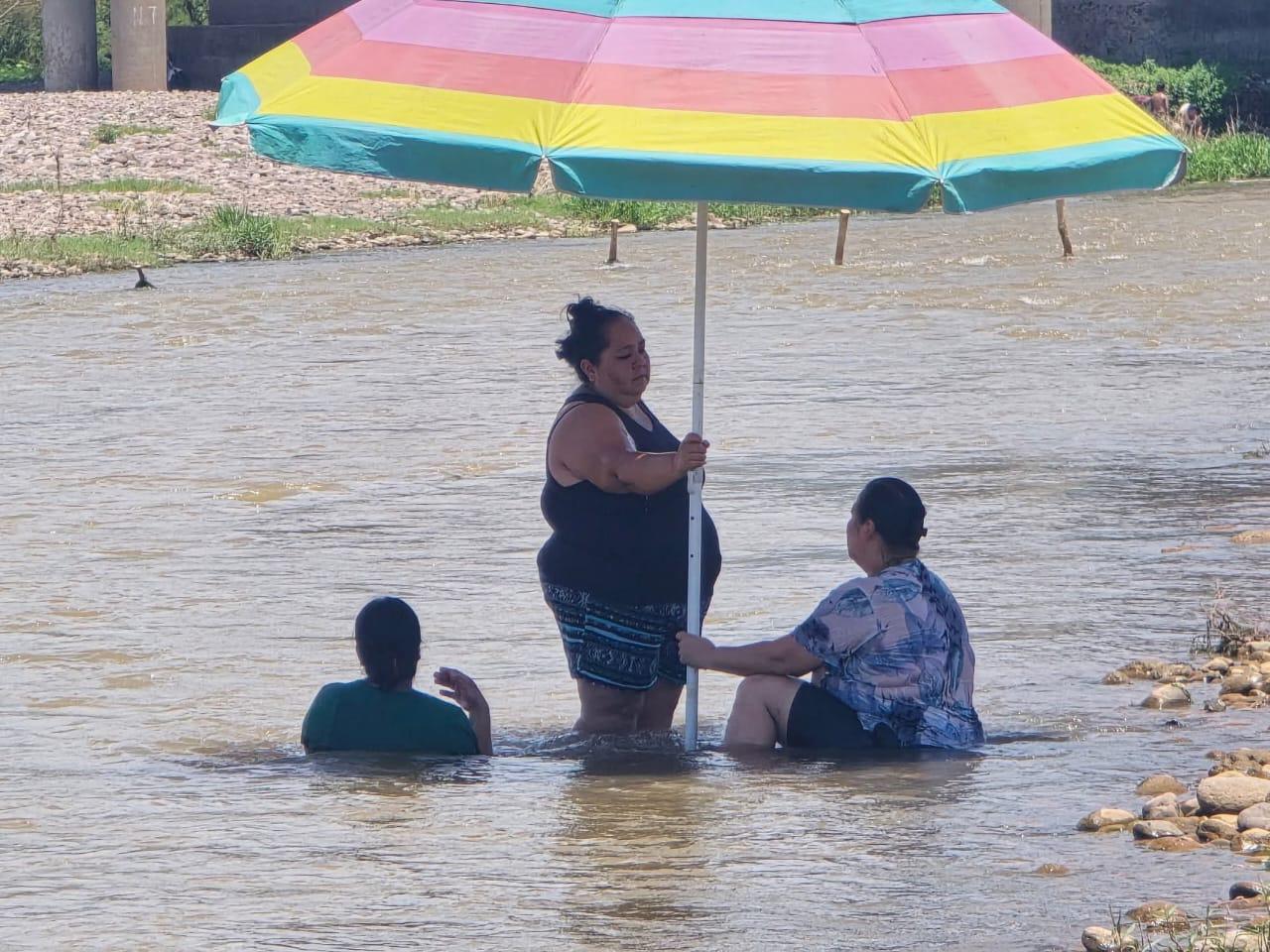 $!Por altas temperaturas, crece afluencia de bañistas en río Baluarte