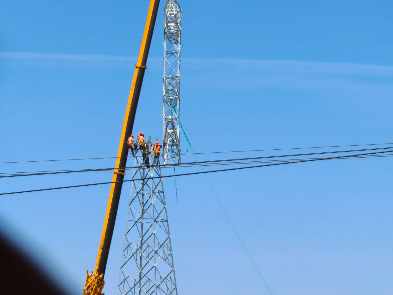 $!Realizan CFE instalación de estructuras a lo largo de la carretera México 15