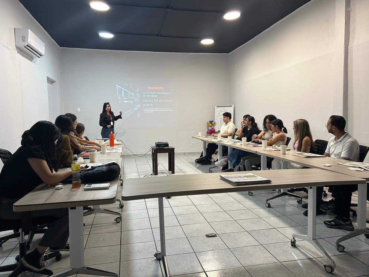 $!Belem Angulo explicó a los estudiantes cómo se realizan los trabajos de investigación.