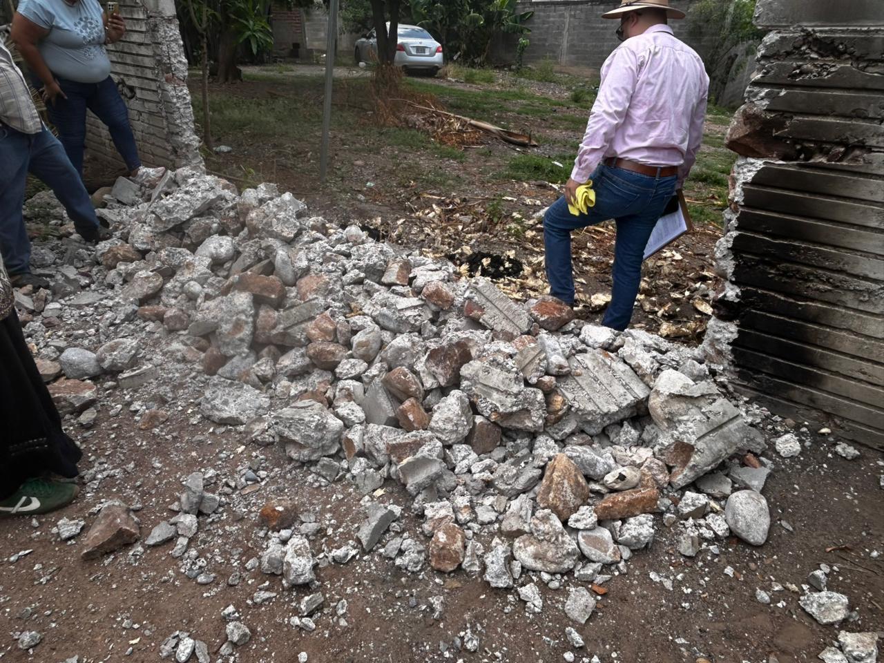$!Diez años detrás de una barda: sin agua ni luz por un callejón cerrado en Tacuichamona