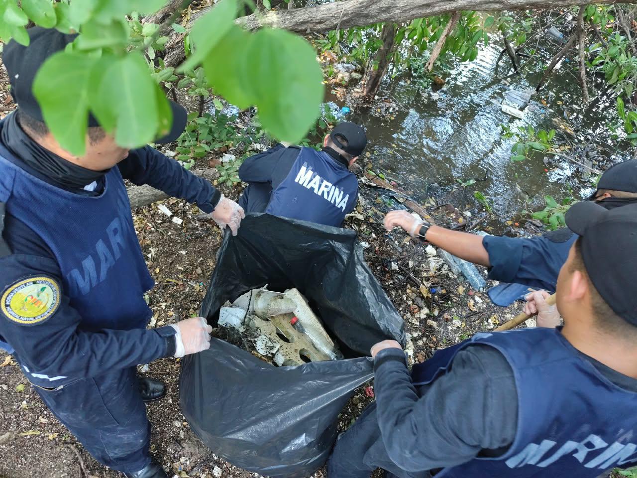 $!Retiran cerca de 290 kilos de basura del manglar del Estero de Urías en Mazatlán