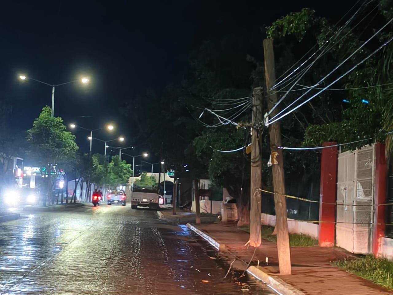 $!Por fuertes vientos, se quiebra poste de empresa telefónica en Rosario