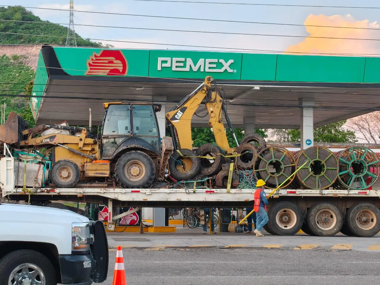 $!Maquinaria pesada derriba poste de energía eléctrica en la cabecera de Rosario
