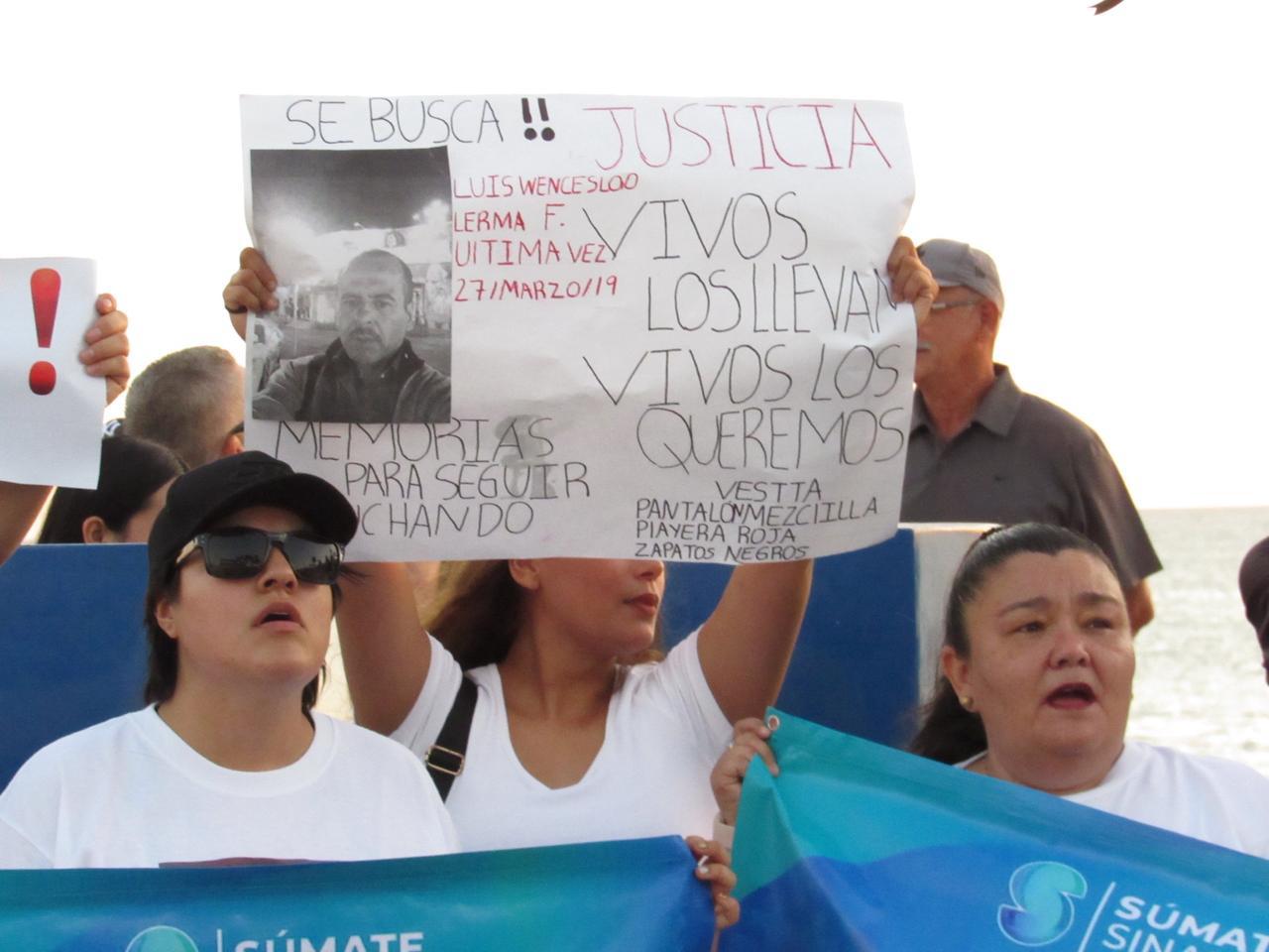 $!Mazatlecos exigen paz y revocación de mandato en marcha en el malecón