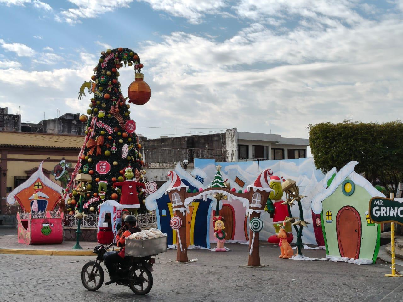 $!Inicia Ayuntamiento de Rosario retiro de motivos navideños
