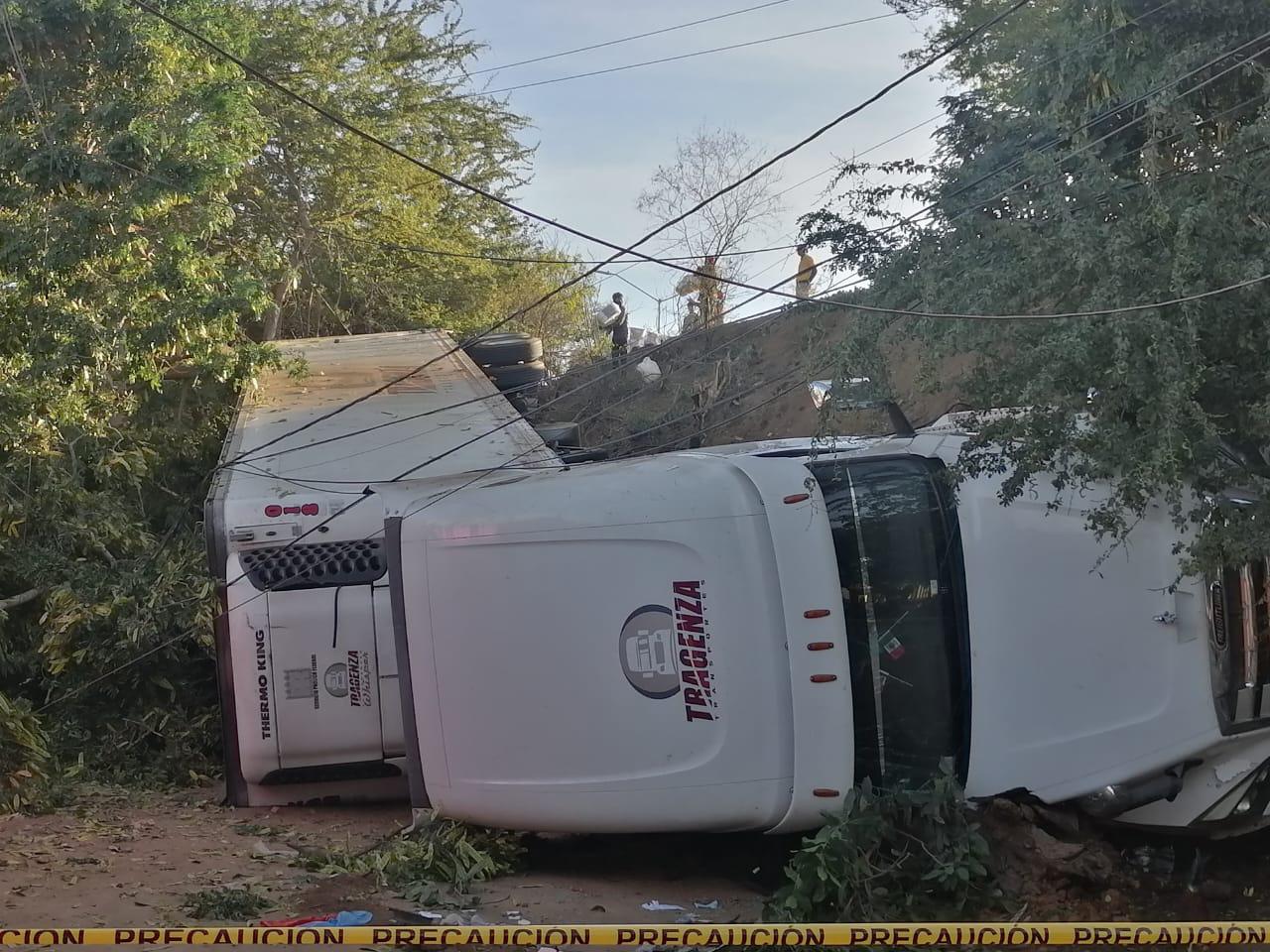 $!Tráiler vuelca y cae desde el Paso Superior Sur en Mazatlán