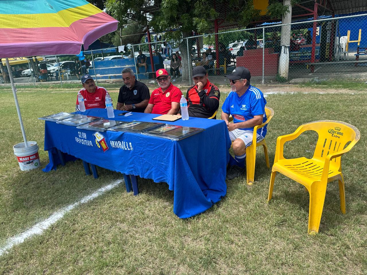 $!Arranca la temporada 2025 de la Liga 65 y Más del Club Muralla con emotivo homenaje a figuras del futbol veterano