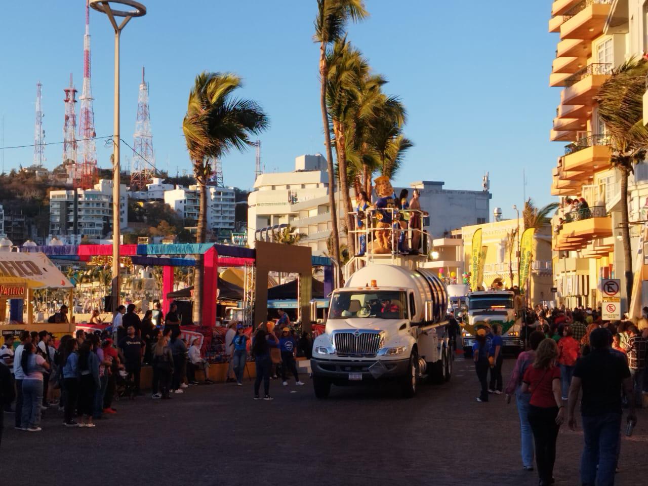 $!Viven ambiente de ‘Arriba la Tambora’ en Olas Altas durante el segundo desfile