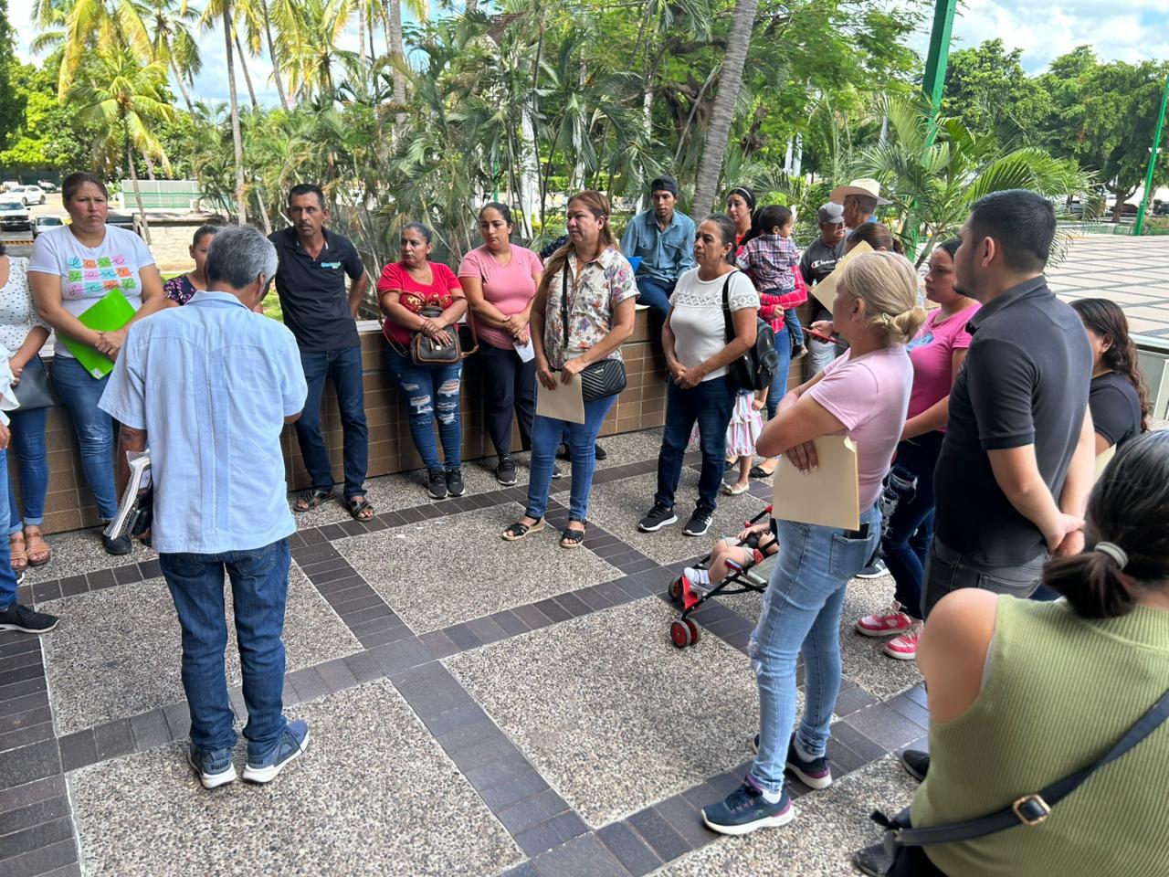 $!Desplazados por la violencia de Sinaloa y Chihuahua se manifiestan en Palacio de Gobierno, en Culiacán