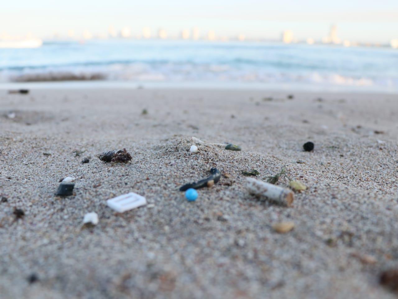 $!Limpian de basura playa Pinitos, pero olvidan tema de descargas de drenaje al mar