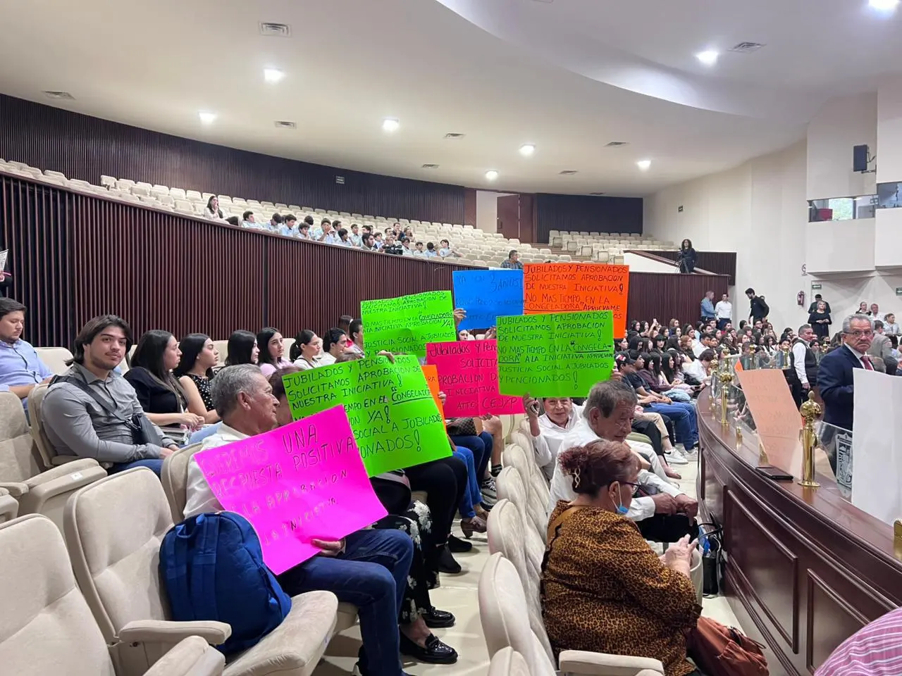 $!Jubilados de Gobierno estatal se manifiestan en el Congreso; demandan incremento de aguinaldo