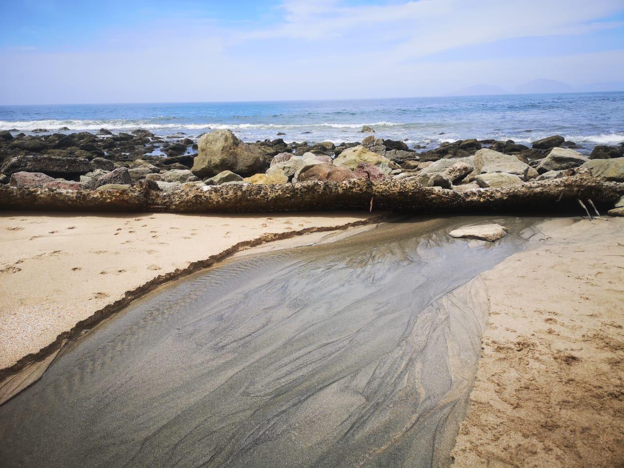 $!Caen aguas negras hacia el mar en Olas Altas, a horas de iniciar el periodo vacacional