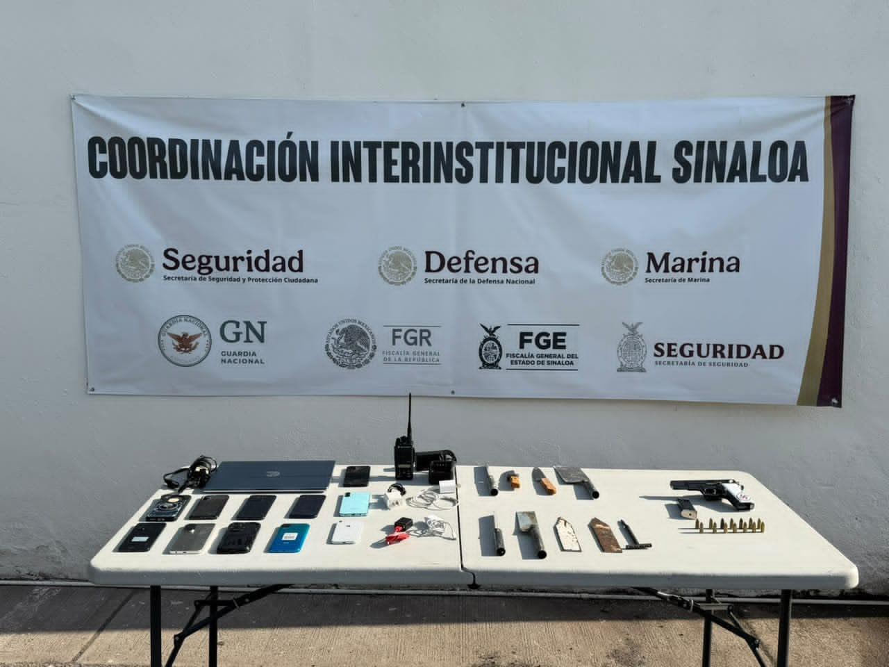 $!Aseguran pistola, 11 celulares y armas hechizas tras riña en el penal de Aguaruto, en Culiacán