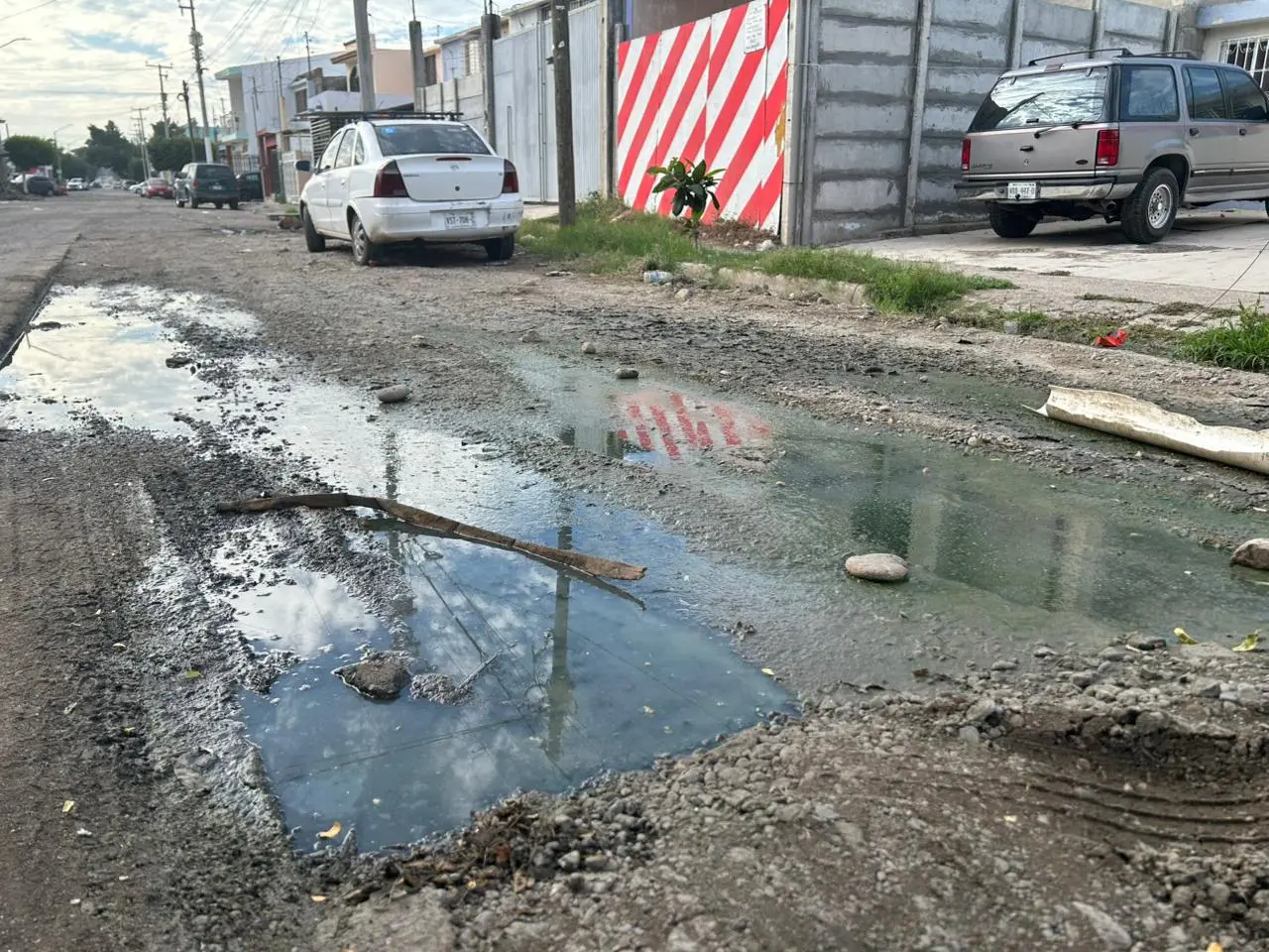 $!Vivir entre aguas negras por décadas ya provoca daños estructurales en viviendas de Barrancos