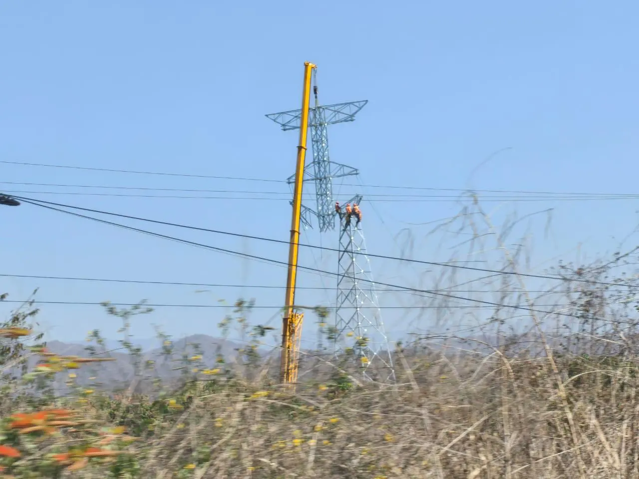 $!Realizan CFE instalación de estructuras a lo largo de la carretera México 15