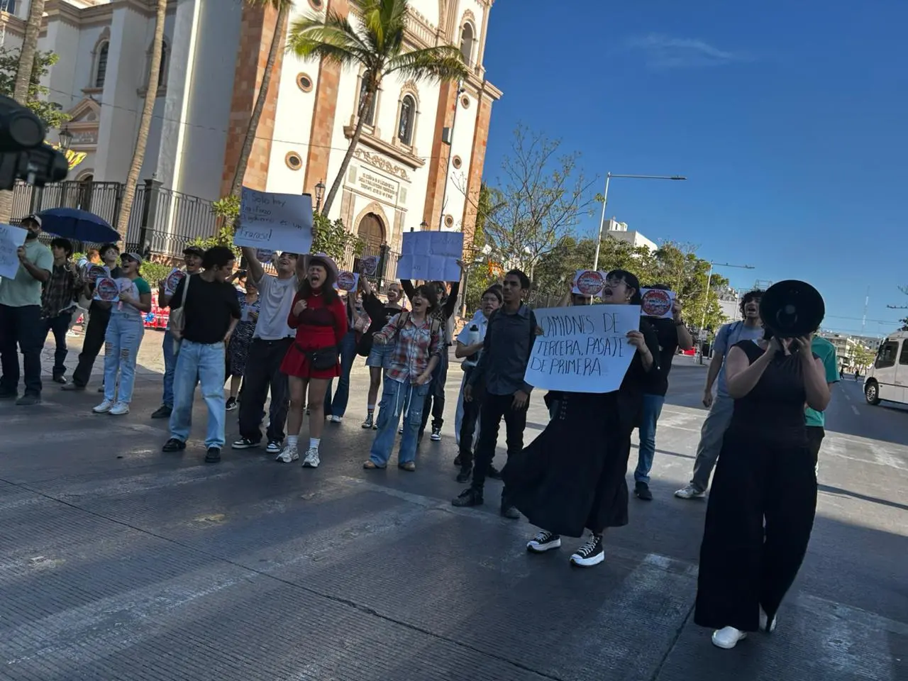 $!Protestan en Culiacán contra aumento al transporte público; exigen servicio digno y seguro