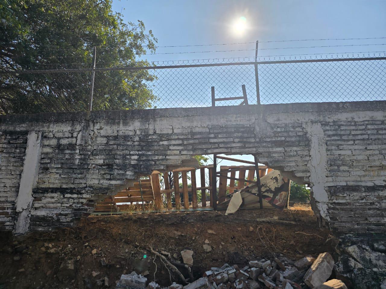 $!Directora pide ayuda para resolver derrumbe en barda perimetral en primaria de Rosario