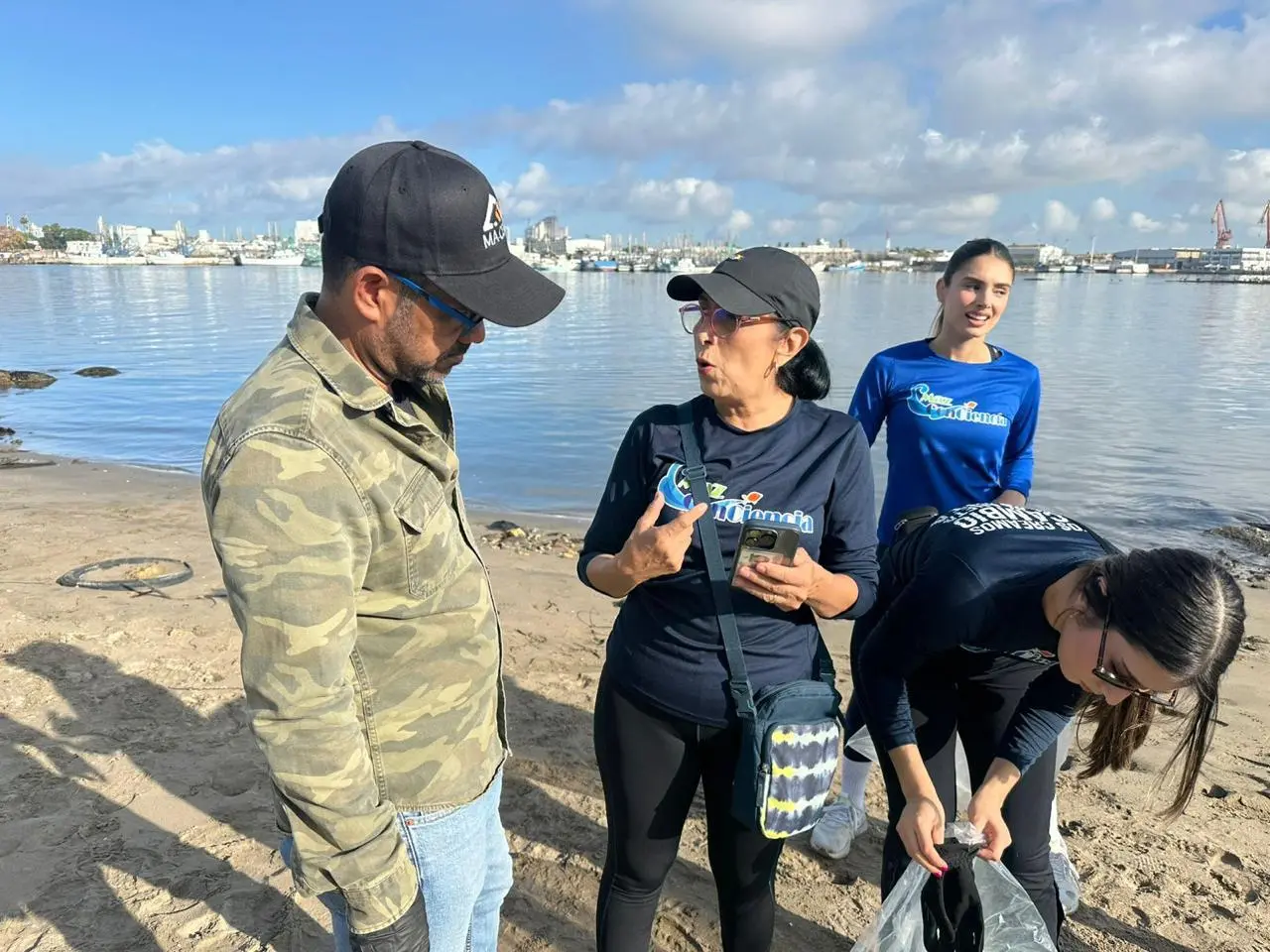 $!Recolecta MazConCiencia hasta 300 kilos de basura en manglar de la Isla de la Piedra