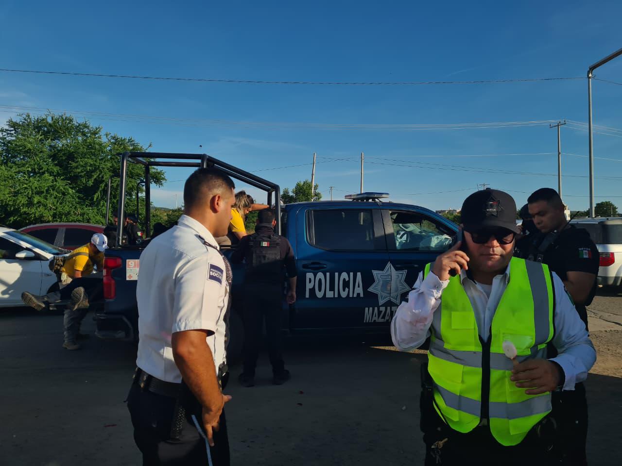 $!Chocan patrulla y automóvil afuera del estadio El Encanto; reportan tres policías y un civil lesionados
