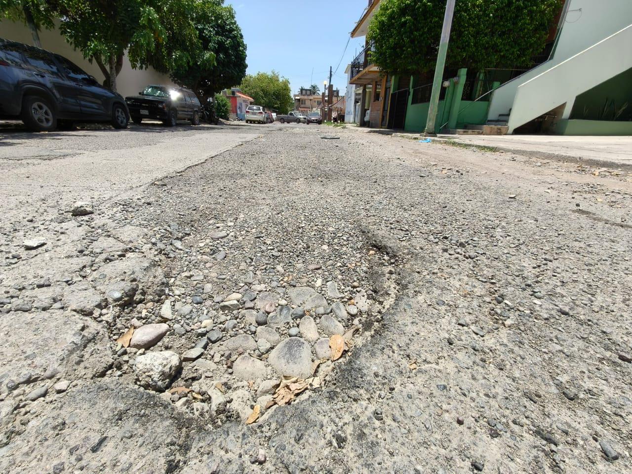 $!Vecinos de El Rosario rechazan el bacheo en calle Baluarte y exigen una solución de fondo