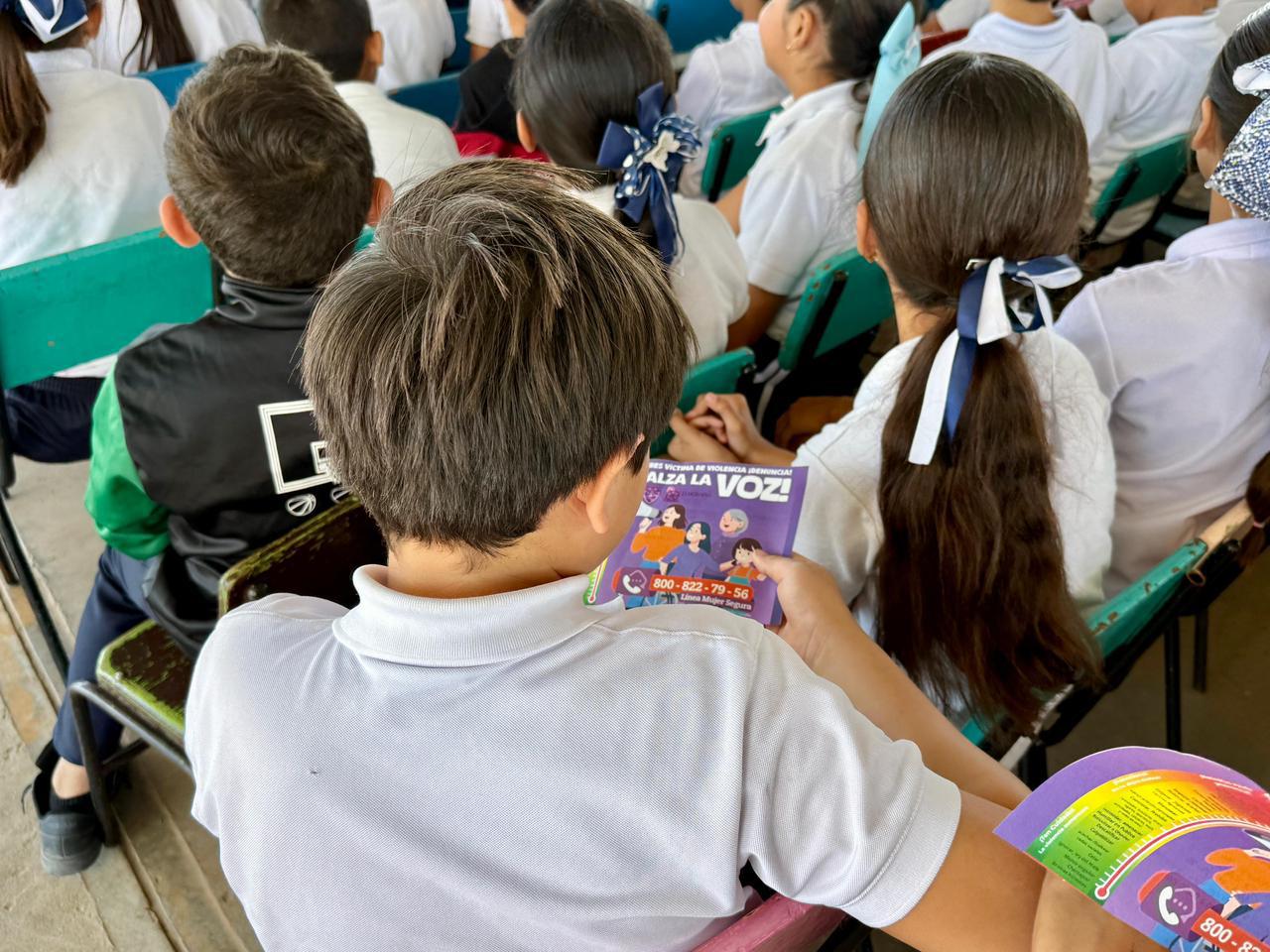 $!Buscan prevenir la violencia familiar con teatro guiñol en escuelas de Eldorado