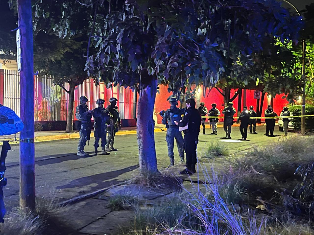 $!Hallan hombre asesinado y con mensaje frente a un colegio de la colonia Chapultepec, en Culiacán