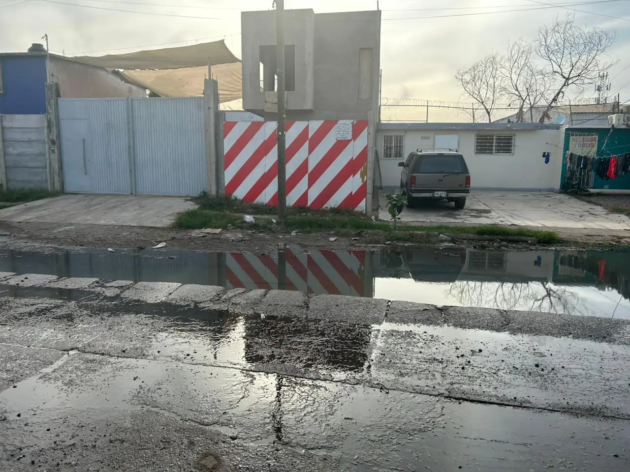 $!Vecinos denuncian 3 años de foco de infección por colapso de drenaje en calle de Infonavit Barrancos
