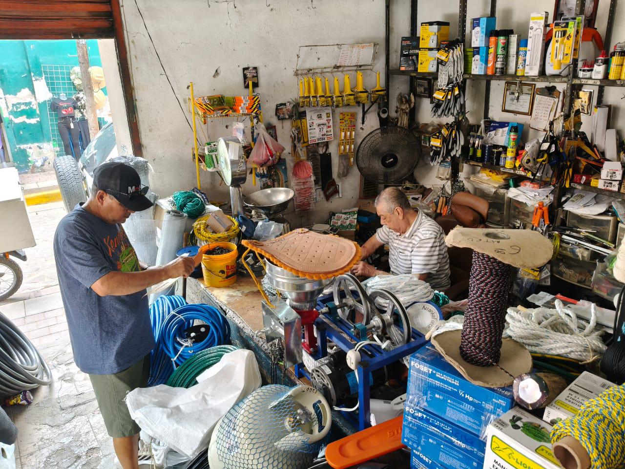 $!Desde hace 60 años, Aurelio mantiene en Rosario una tienda de productos para el campo