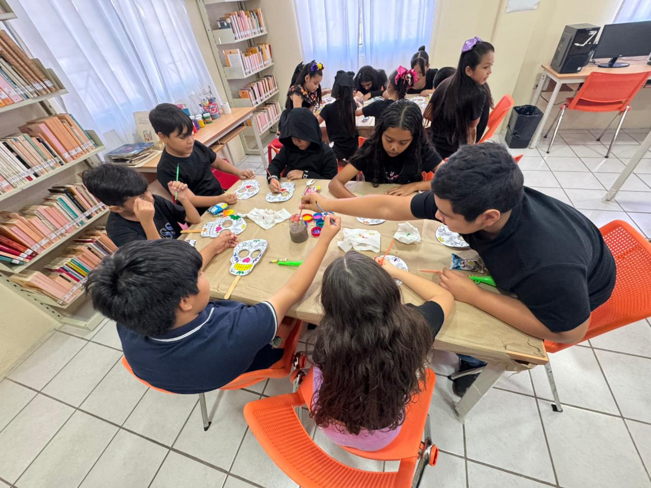 $!Los pequeños participaron activamente en la elaboración y decoración de sus propias calaveritas para usarlas como máscaras.