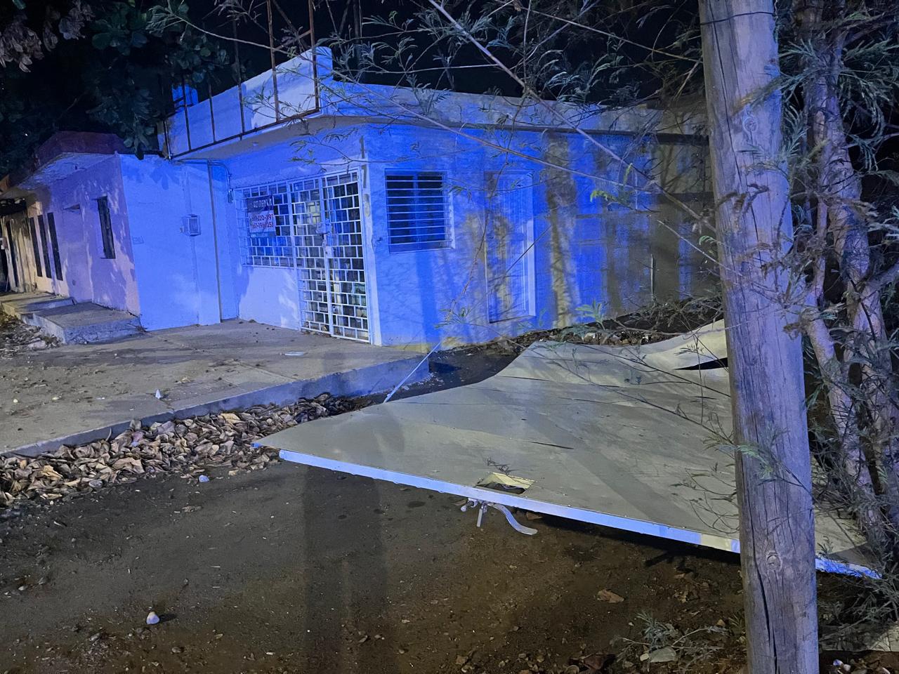 $!Mujer sufre problemas de salud al volante y choca contra vivienda en Culiacán