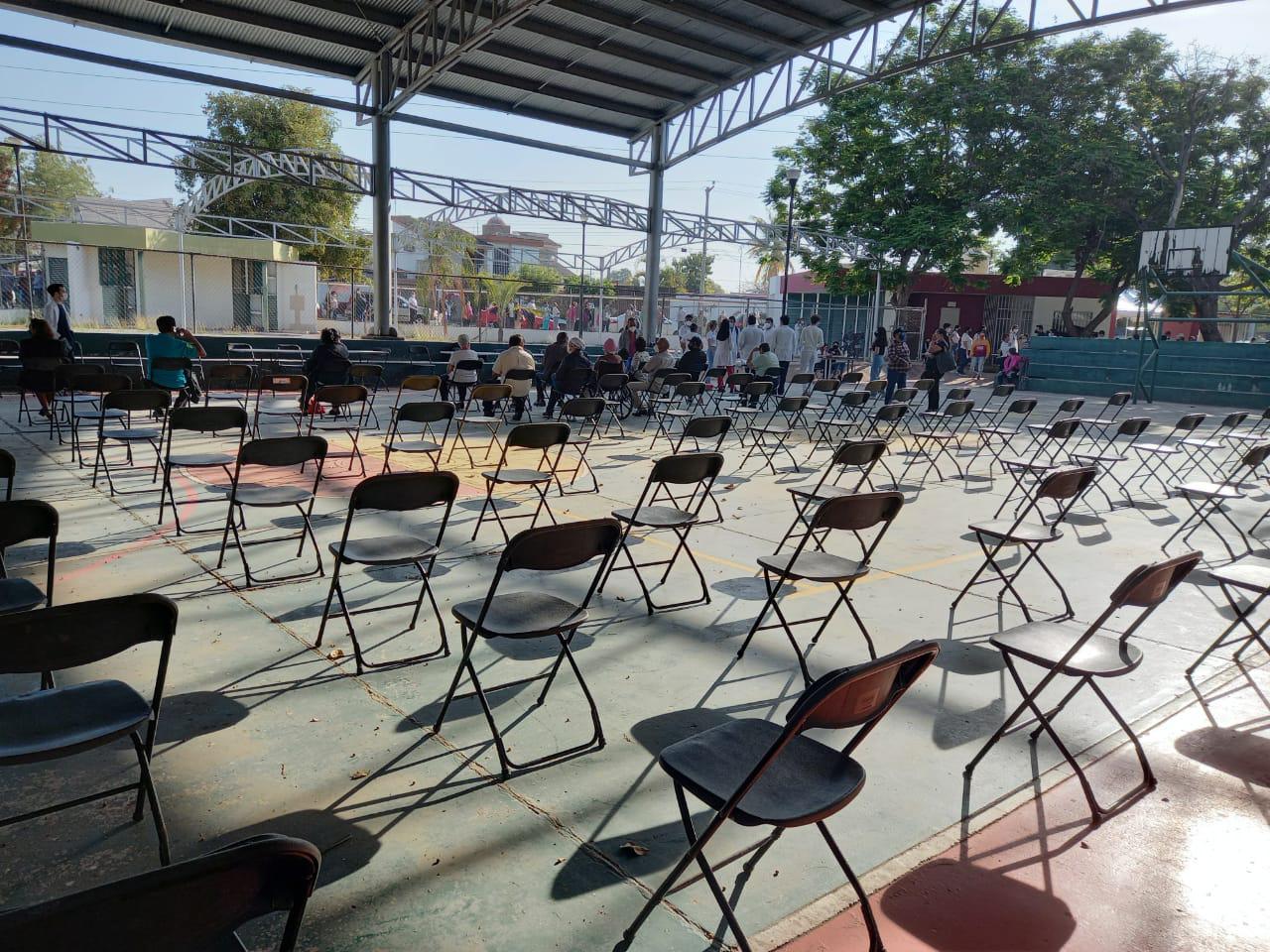 $!Madrugan en el DIF Humaya de Culiacán para ser vacunados contra el Covid-19