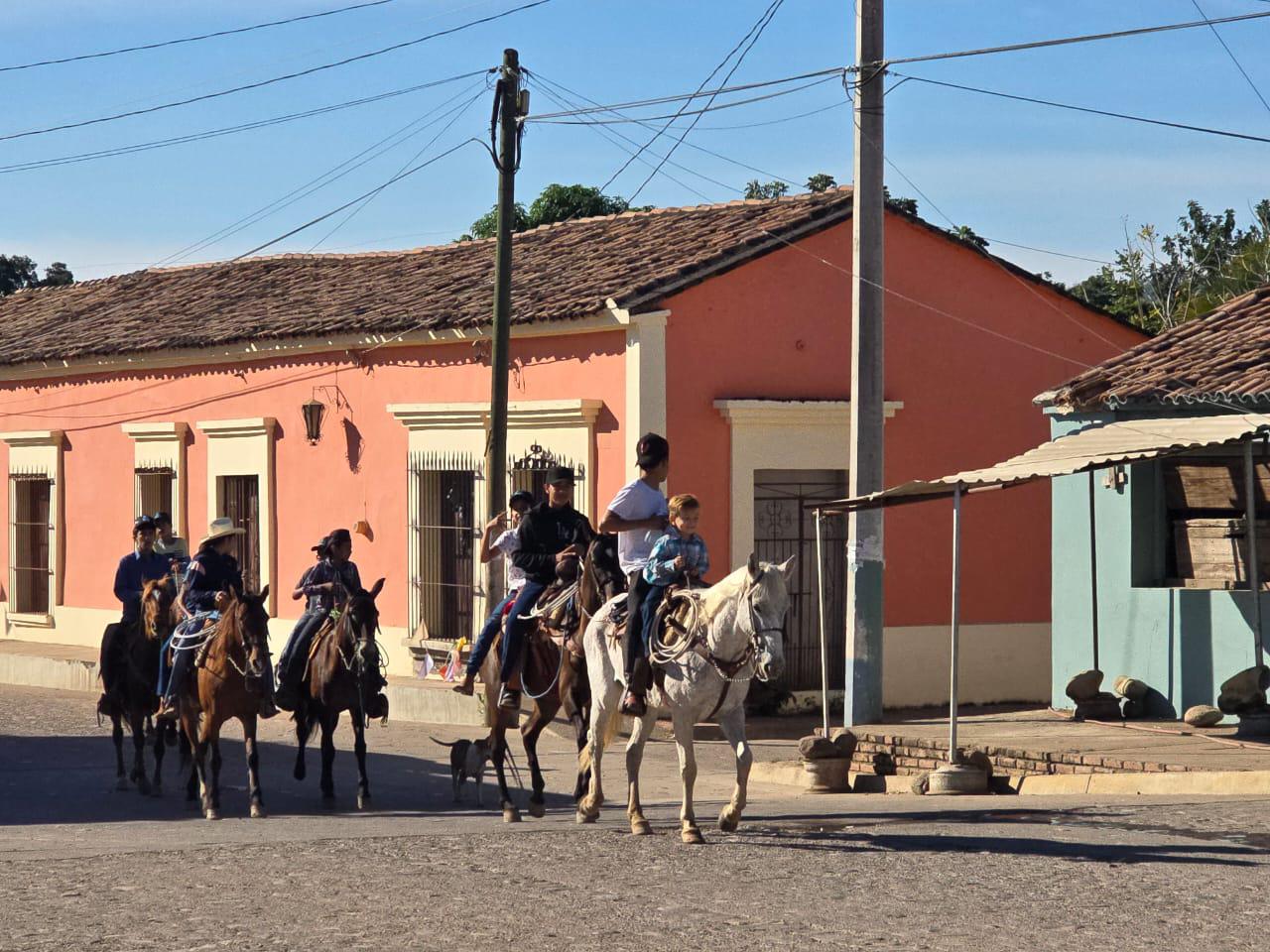 $!Pequeños charros de Cacalotán ofrecen paseos a caballo para costear indumentaria