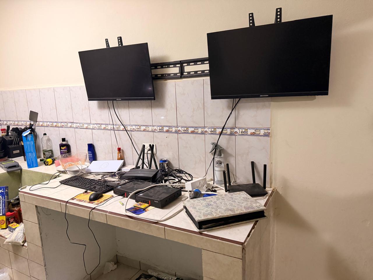 $!Detienen a 3 y aseguran un centro de monitoreo apócrifo en La Guamuchilera, Sinaloa