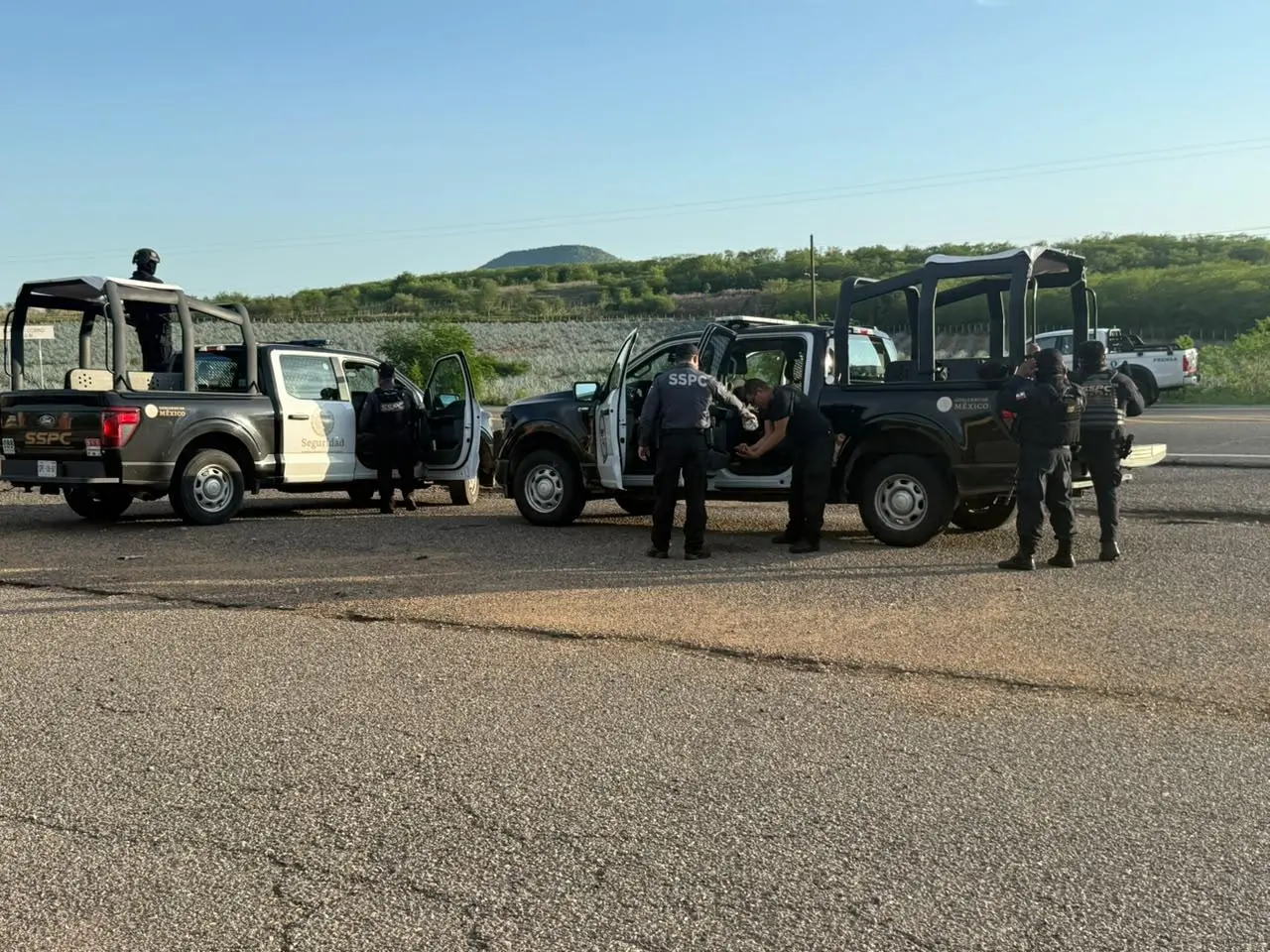 $!Persecución y enfrentamiento al norte de Culiacán deja vehículos dañados por ponchallantas
