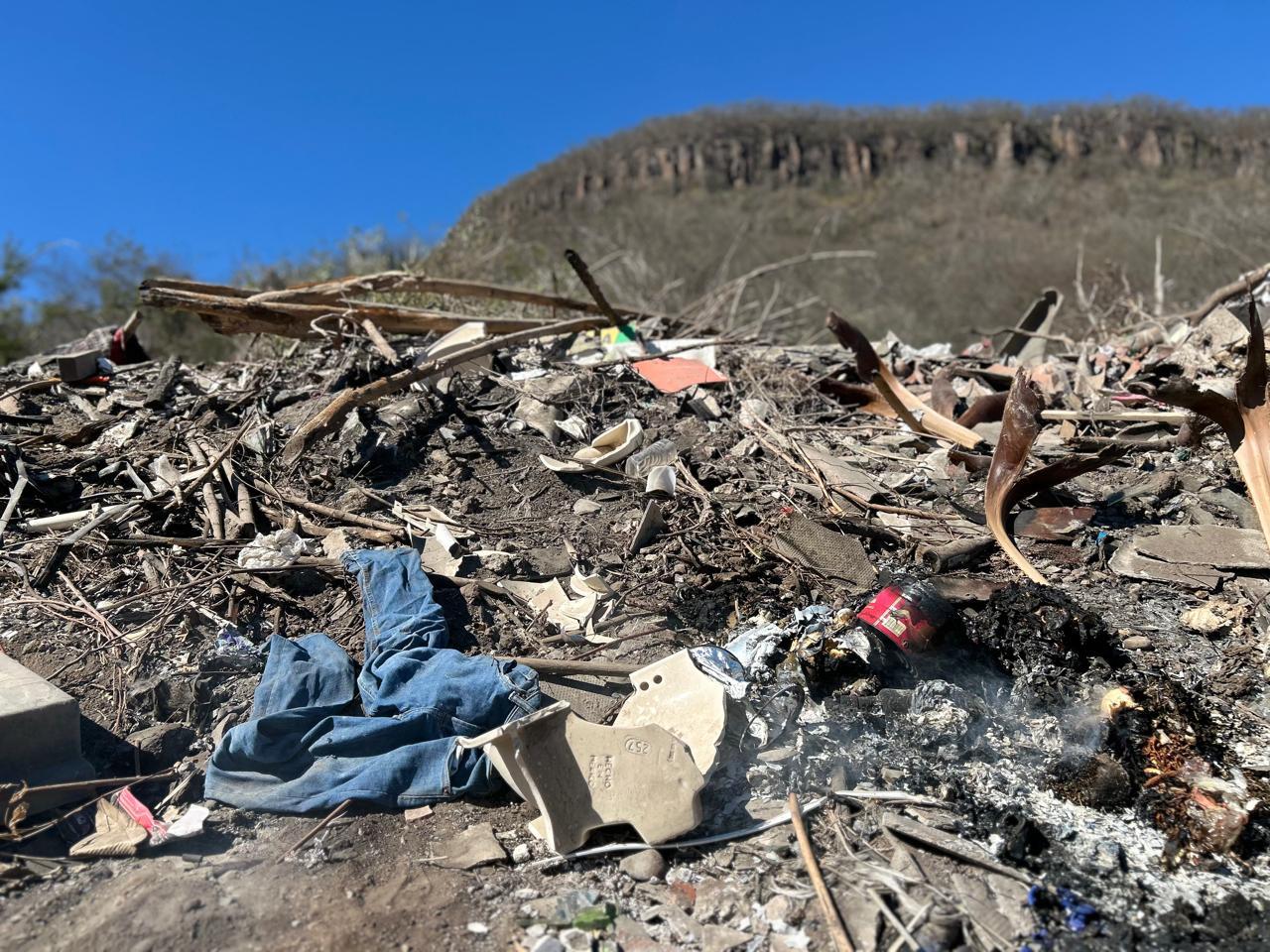 $!Denuncian foco de infección en El Barrio: basurero clandestino acumula hasta restos de animales