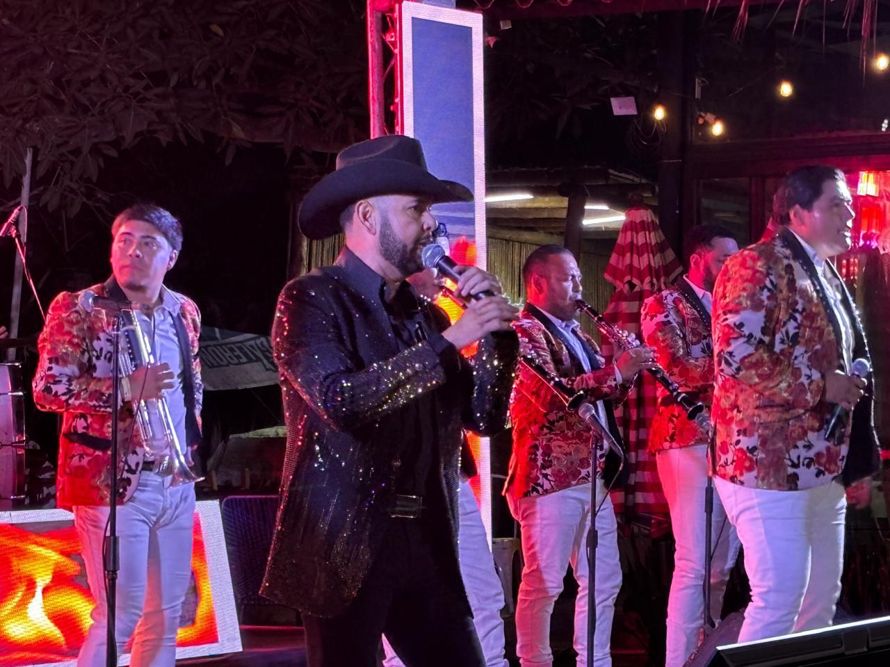 $!La noche estuvo marcada por la emoción, el compañerismo y el reconocimiento a la trayectoria musical.