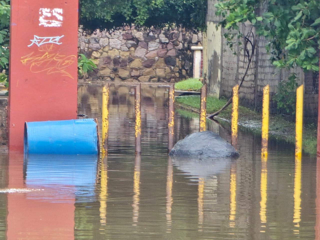 $!Vecinos afirman no dormir cada que laguna se desborda en El Rosario