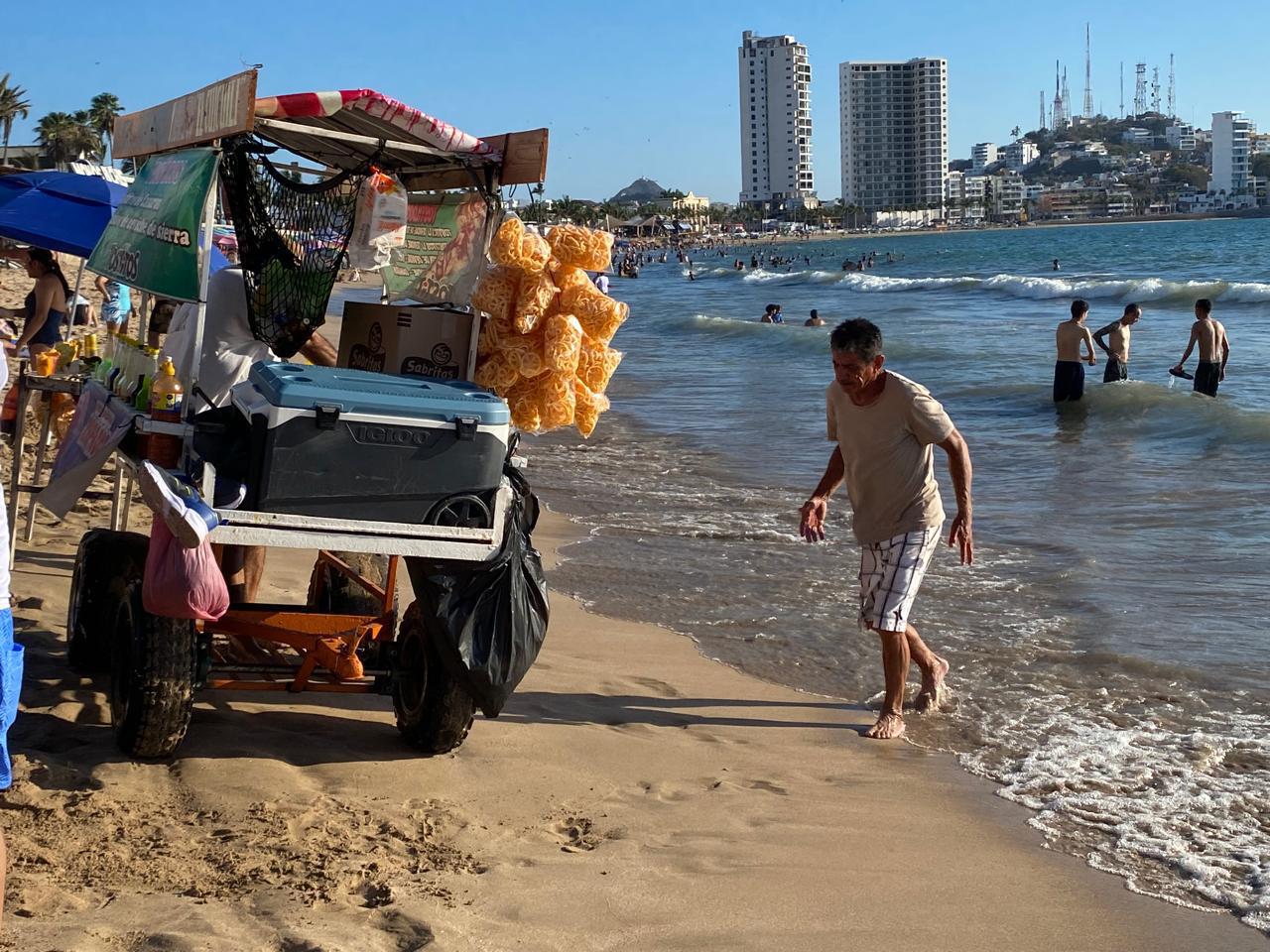 $!Playas de Mazatlán registran baja afluencia de bañistas en Jueves Santo