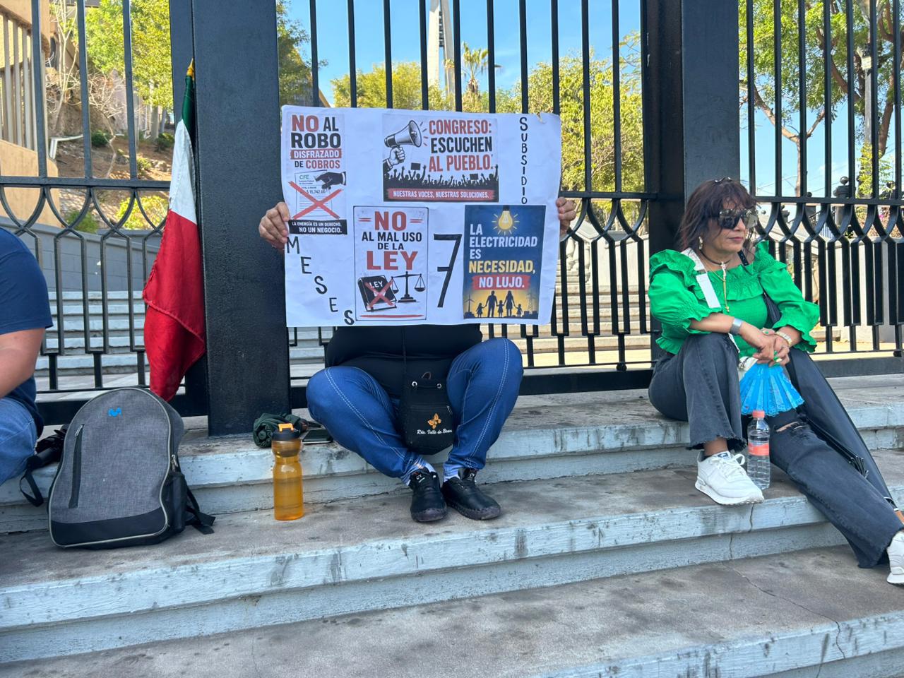 $!Marchan en Culiacán contra altos cobros de la CFE; ciudadanos exigen tarifas justas