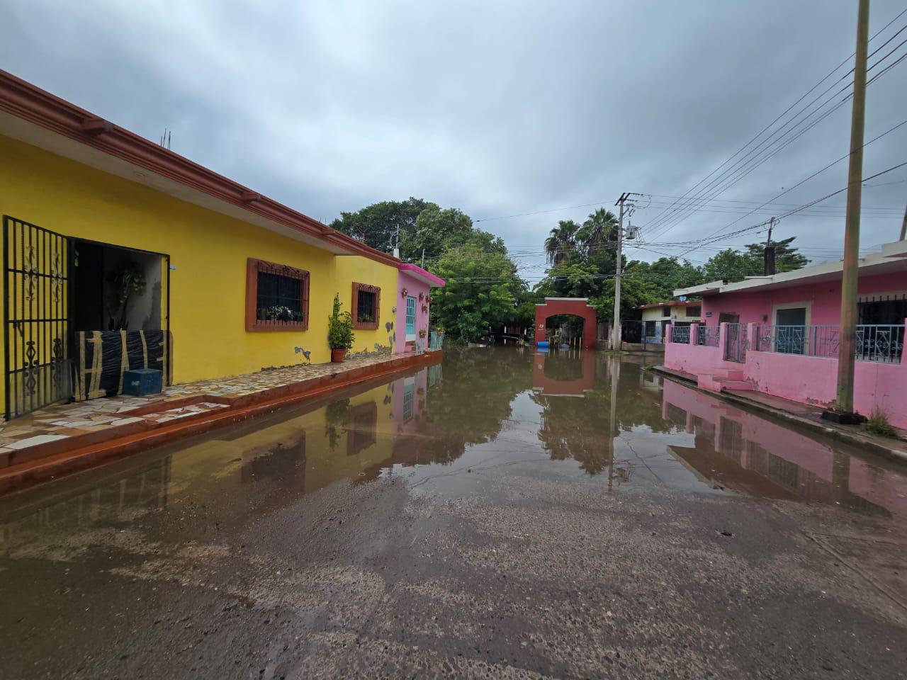 $!Vecinos afirman no dormir cada que laguna se desborda en El Rosario