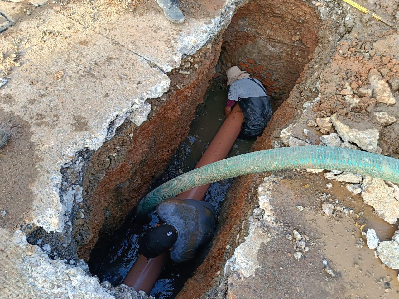 $!Reporta la Jumapam que sacó piedras de cimentación del drenaje en Real del Valle