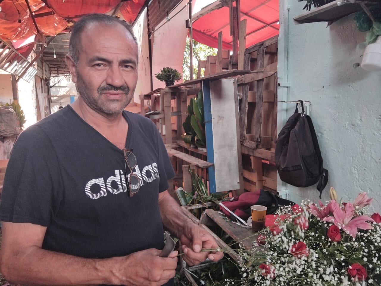 $!Mercado de las Flores en Mazatlán enfrenta retrasos previo al Día de Muertos