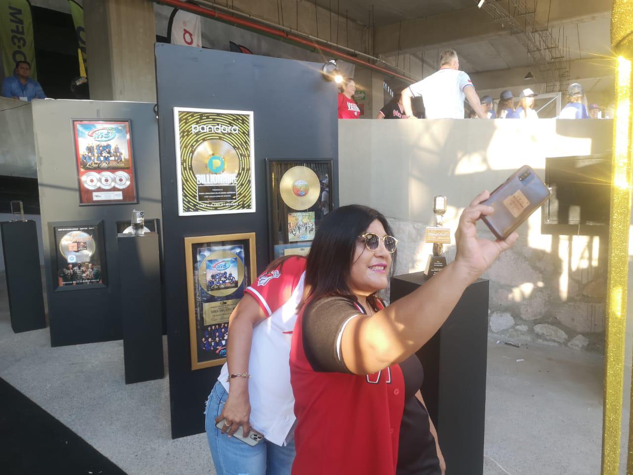 $!El público se lleva la foto del recuerdo.