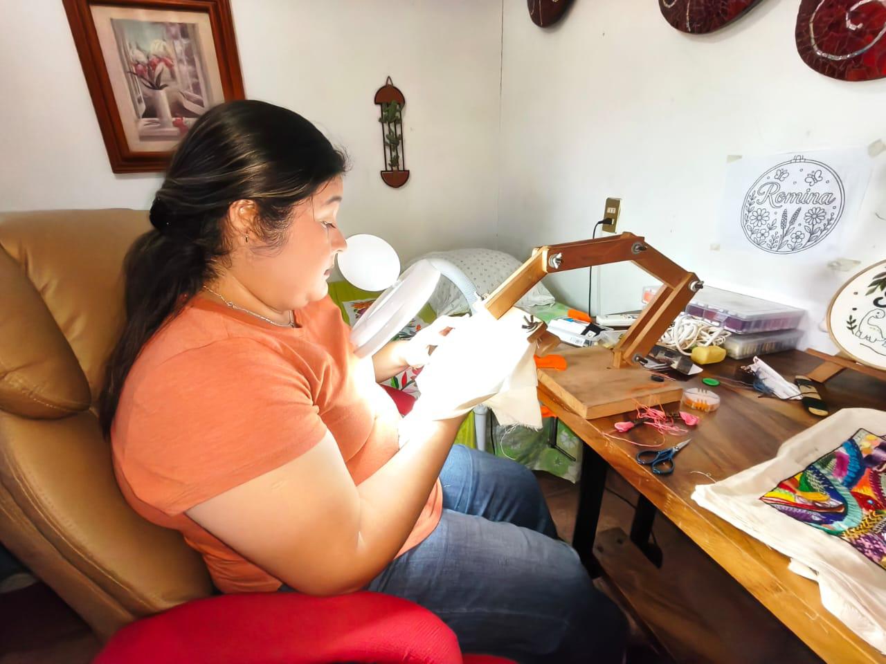 $!Entre puntadas de aguja e hilo, Ana Karen encontró en el bordado una forma de arte en Rosario