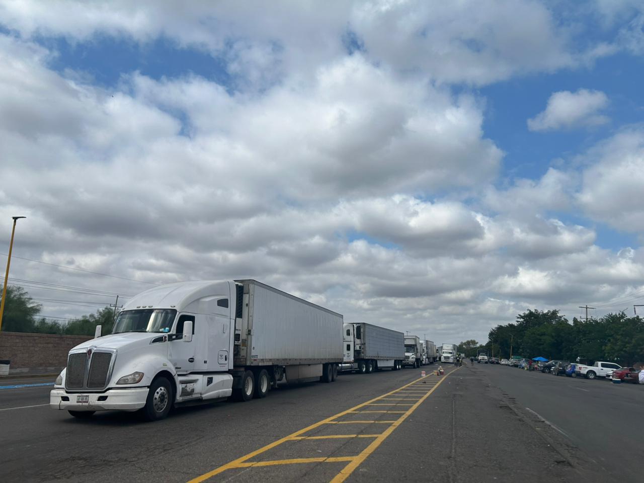 $!Concentran protesta agrícola en Sinaloa: bloquean transporte de carga