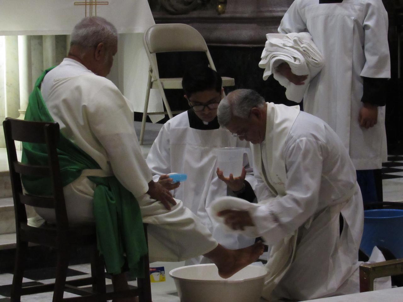 $!Llaman a vivir el amor y la humildad en misa de Jueves Santo en Catedral de Mazatlán
