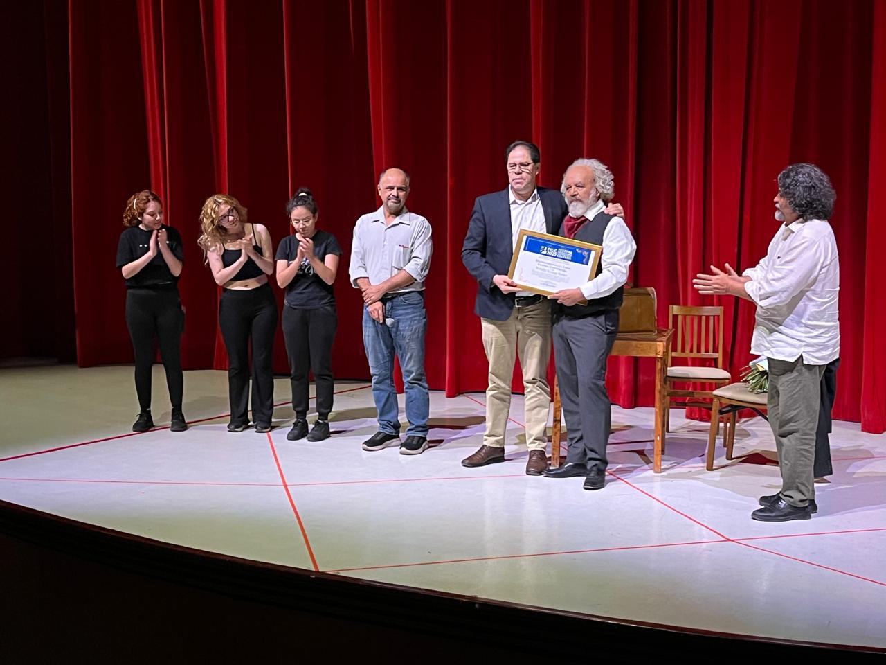 $!Autoridades de la UAS entregaron el reconocimiento a Rodolfo Arriaga.